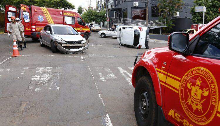 Kwid bate em Civic na 7, capota em cruzamento e Bombeiros resgatam mãe e filha feridas