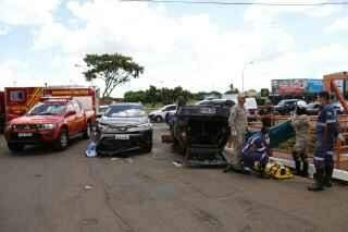 Após conversão irregular, motorista bate em carro, capota e por pouco não cai em córrego