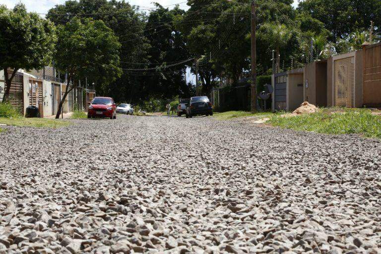 Mesma rua, duas realidades: no Rita Vieira tem ‘lagoa' e pedra paga por moradores