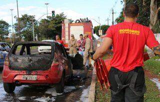 Susto: Pane elétrica provoca incêndio e destrói carro na Cônsul Assaf Trad