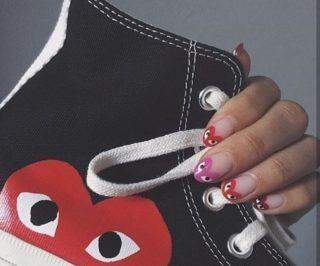 Unhas com logomarca de grifes famosas são nova tendência de nail art.