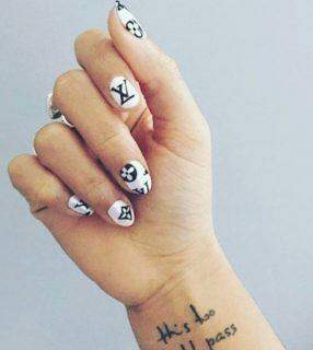 Unhas com logomarca de grifes famosas são nova tendência de nail art.