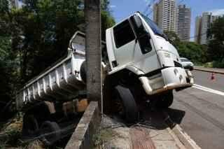 Depois de problema mecânico, caminhão fica ‘pendurado’ em barranco da avenida Ceará
