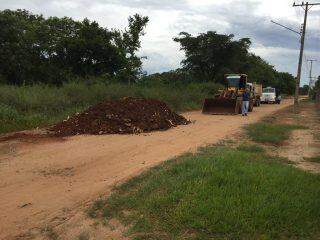 Caminhões despejaram terra com pregos e vergalhões em cascalhamento, reclama morador