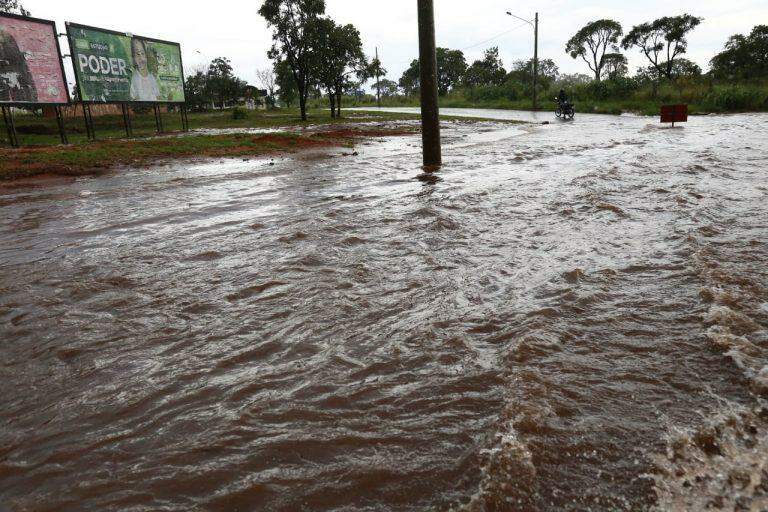 VÍDEO: Em menos de 30 minutos, chuva deixa carros e cinco pessoas ilhadas na Consul Assaf Trad