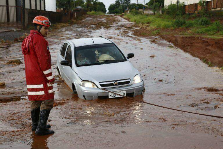 VÍDEO: Em menos de 30 minutos, chuva deixa carros e cinco pessoas ilhadas na Consul Assaf Trad