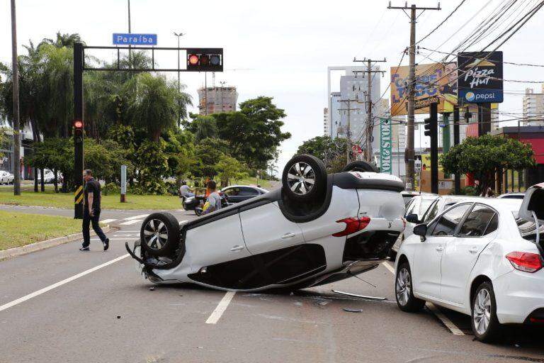 VÍDEO: Idoso perde controle de SUV, capota e atinge mais 3 carros estacionados na Afonso Pena