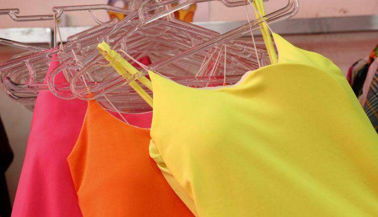 Tendência do verão: biquínis neon são facilmente encontrados em lojas populares do Centro