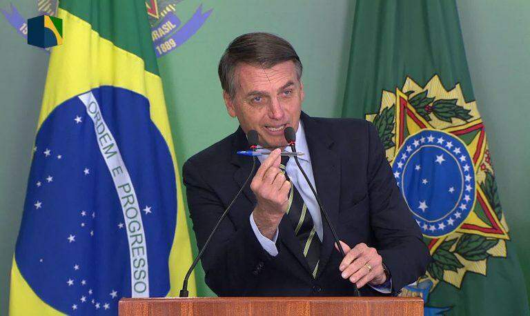 Bolsonaro assina decreto que flexibiliza a posse de armas no País