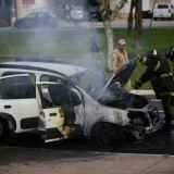 Carro fica destruído depois de pegar fogo na Afonso Pena por causa de curto circuito