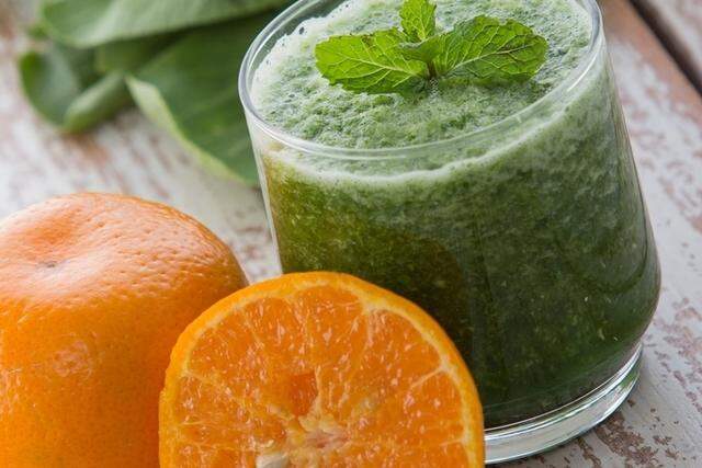 Exagerou na comida? Aprenda 3 sucos detox fáceis para secar barriga