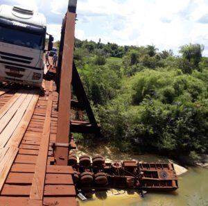 Policial militar perde controle da direção, viatura cai de ponte e pega fogo