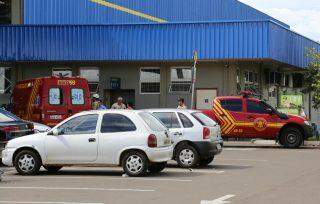 Bombeiros socorrem funcionários de atacado com queimaduras de soda cáustica