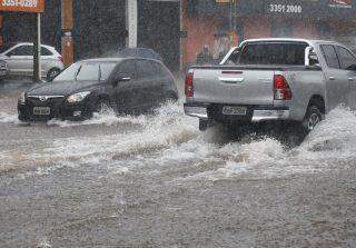 Em poucos minutos, chuva provoca alagamentos e deixa trânsito tumultuado em Campo Grande