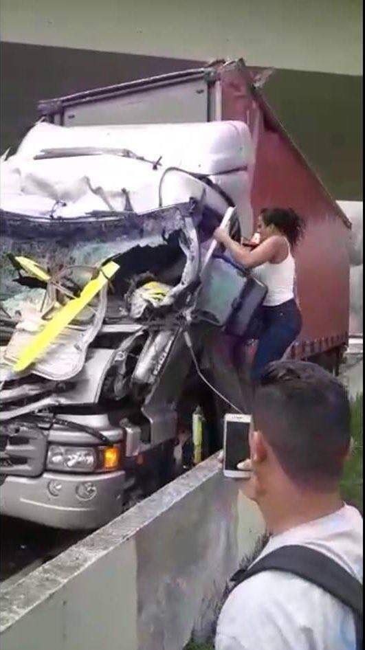 Mulher entra em caminhão para salvar motorista atingido por helicóptero de Boechat