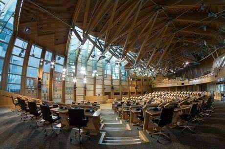 Deputadas poderão amamentar durante o plenário no parlamento escocês