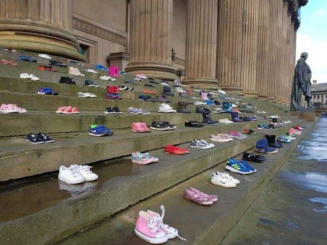 Estes sapatos representam as crianças que se suicidaram em 2017