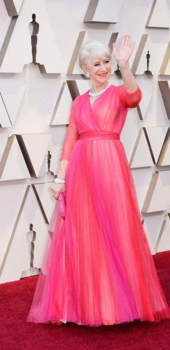 Julia Roberts radiante como sempre, apresentando a melhor foto para Green Book no Oscars.