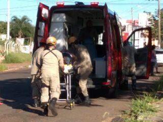 Após capotar, carro bate em poste e vai parar em matagal na Mascarenhas de Moraes