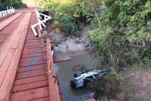 Policial militar perde controle da direção, viatura cai de ponte e pega fogo