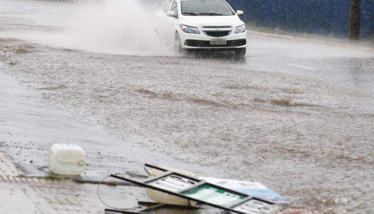 Com poucos minutos de chuva ruas ficam alagadas e motoristas param por receio de acidentes