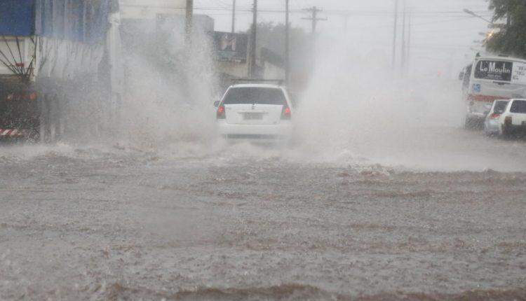 Com poucos minutos de chuva ruas ficam alagadas e motoristas param por receio de acidentes