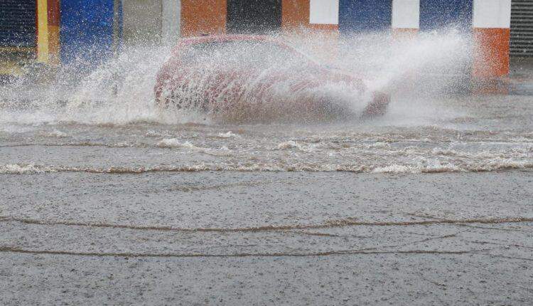 Com poucos minutos de chuva ruas ficam alagadas e motoristas param por receio de acidentes