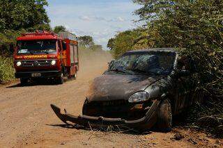 Carro quebra, motorista perde direção e é lançado em matagal na estrada do Inferninho