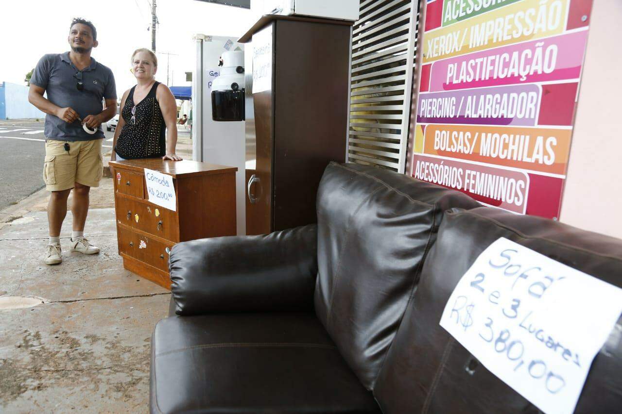 Casal de Campo Grande quer vender todos os móveis para viver na praia