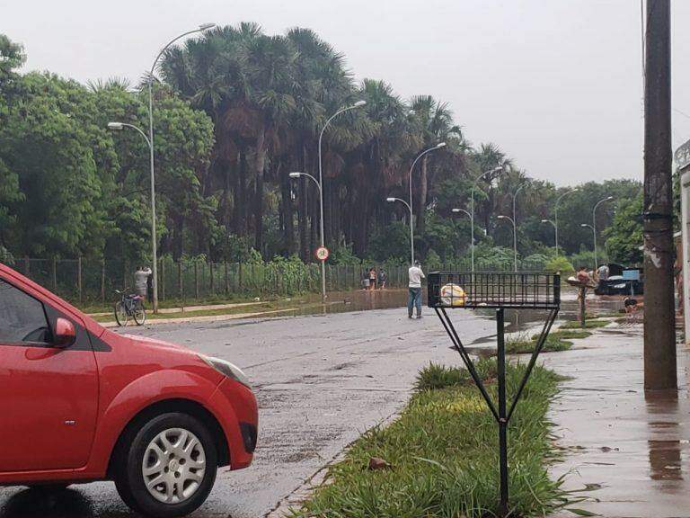 Chuva com 42% do volume esperado para todo o mês deixa Campo Grande alagada