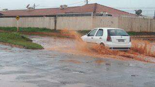 Chuva com 42% do volume esperado para todo o mês deixa Campo Grande alagada