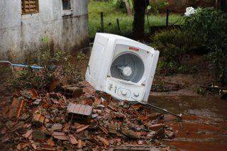 VÍDEO: Água invade residências e deixa moradores desabrigados na Vila Popular