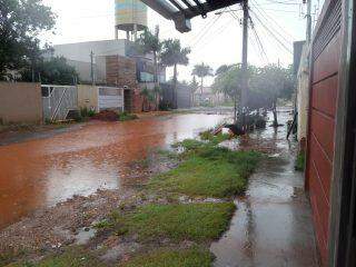 Mesmo com menor intensidade, chuva atrapalha trânsito em bairros da Capital