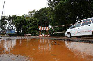 Com interrupções e obras, trânsito segue caótico em pontos alagados durante enchente