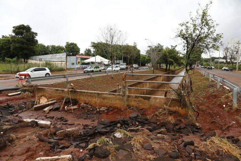 Com interrupções e obras, trânsito segue caótico em pontos alagados durante enchente