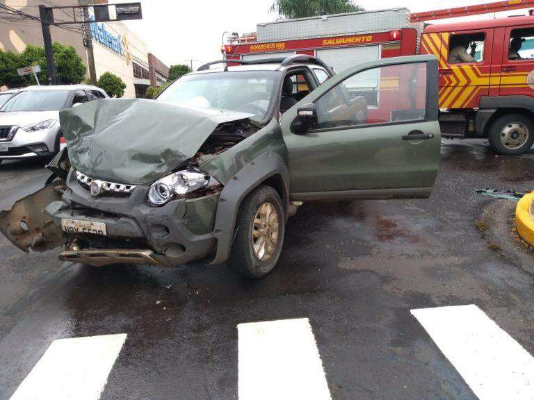 Motorista não respeita semáforo e bate em carro de PRF que ia para o trabalho