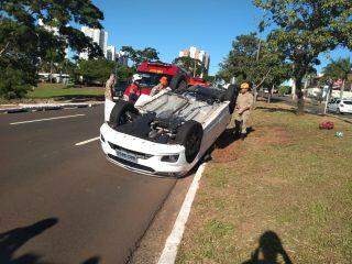 ‘Terceiro do dia’: ao voltar de festa, motorista tenta desviar de bueiro e capota carro