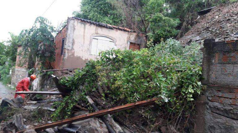 Temporal provoca deslizamentos e casa desaba em alameda de Corumbá