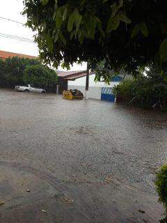 Em poucos minutos, chuva provoca alagamentos e deixa trânsito tumultuado em Campo Grande