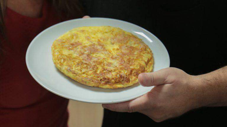 #ForaDaCasca: Andreia Sorvetão e Conrado fazem omelete com gostinho de infância