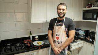 #ForaDaCasca: Delegado Sartori, do Garras, prepara omelete recheada com salame e queijo