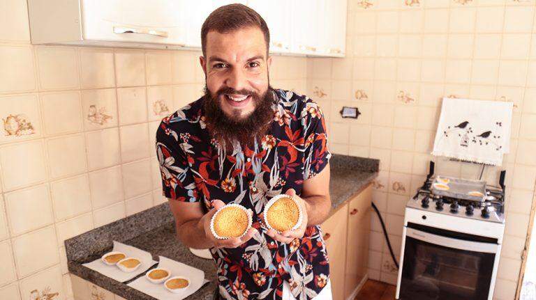 #ForaDaCasca: Músico Chicão Castro reproduz doce com ovos e coco ralado