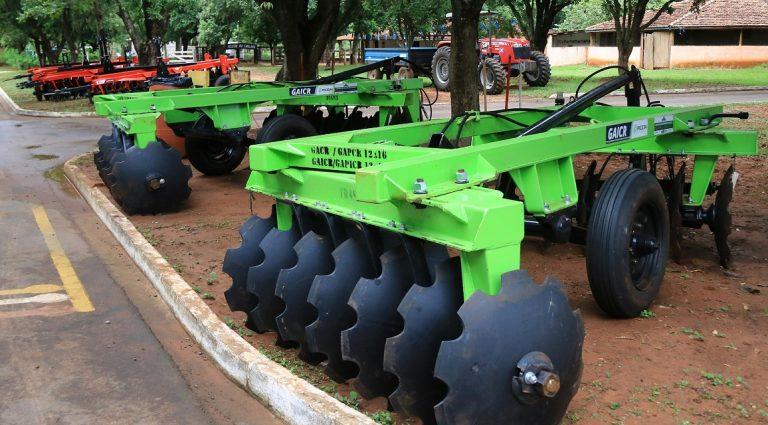 Governador segue fazendo entregas de máquinas em caravana da agricultura familiar