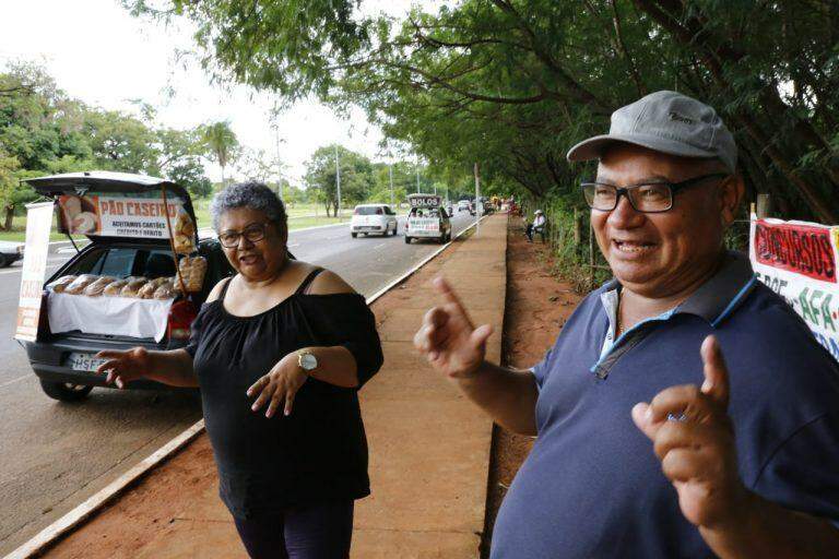 Depois das pizzas, venda de pão caseiro é nova 'febre' nos semáforos de Campo Grande