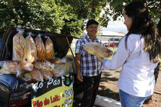 Depois das pizzas, venda de pão caseiro é nova 'febre' nos semáforos de Campo Grande