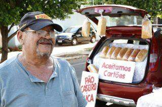 Depois das pizzas, venda de pão caseiro é nova 'febre' nos semáforos de Campo Grande