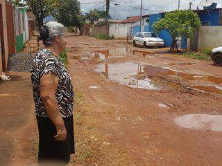 Lamaçal e pedras: sem asfalto, ruas ficam intransitáveis após temporal