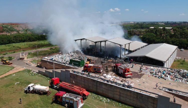 VÍDEO: Incêndio destrói parte de barracão de material reciclável