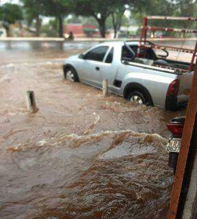 VÍDEO: Forte chuva alaga ruas e dificulta trânsito de veículos em bairros de Campo Grande