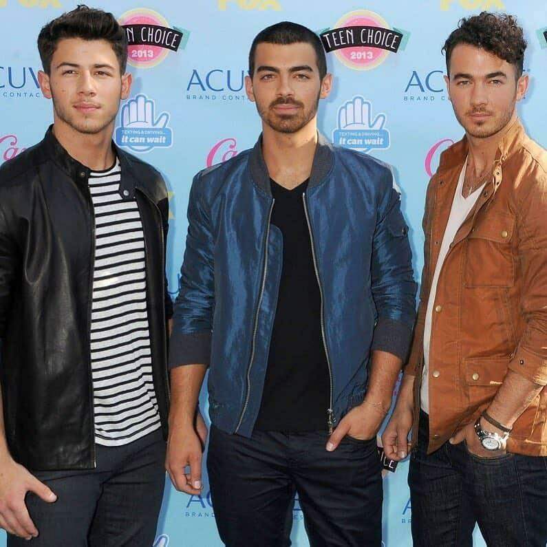 É oficial! Os Jonas Brothers estão de volta e em grande estilo.